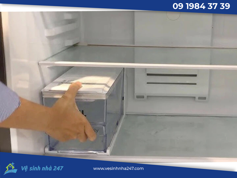 Tháo ngăn kệ tủ lạnh ra ngoài để dễ vệ sinh